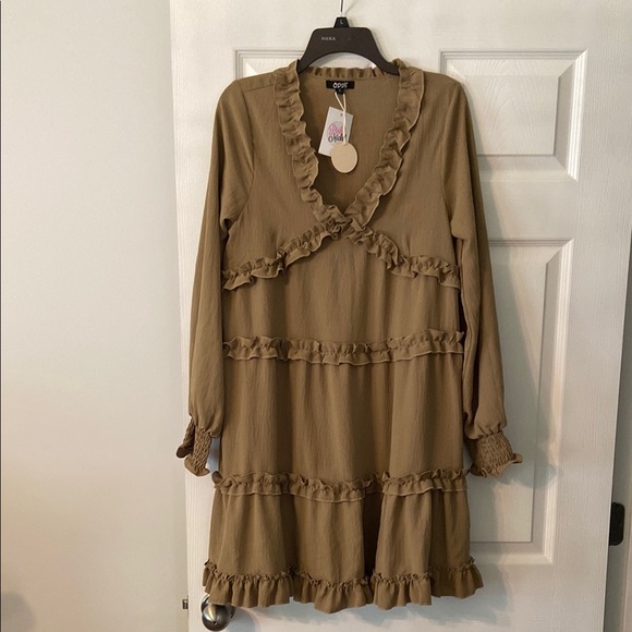 Gilli Dresses & Skirts - Pink Nickel Ruffled Dress with Bishop Long Sleeves size M brand new length 36”